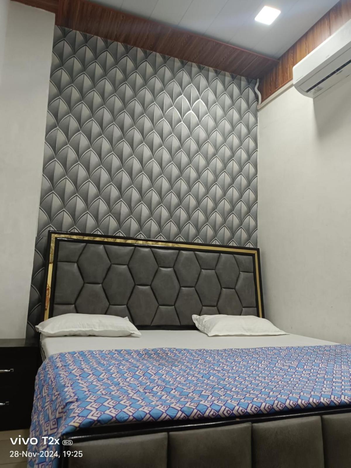 Hari Krishnam Residency Hotel Mathura Exterior photo